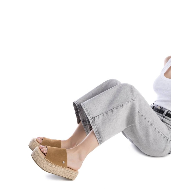 Sandalia de mujer XTI 143639 Camel