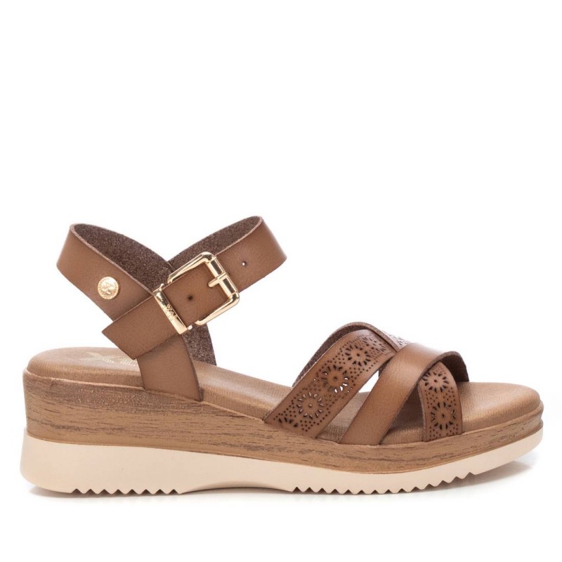 Sandalia de mujer XTI 143851 Taupe