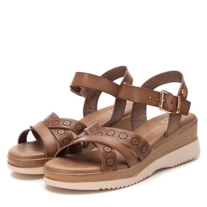 Sandalia de mujer XTI 143851 Taupe