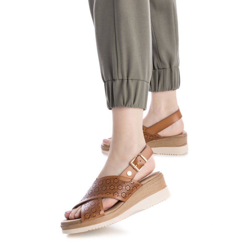 Sandalia de mujer XTI 143852 Camel