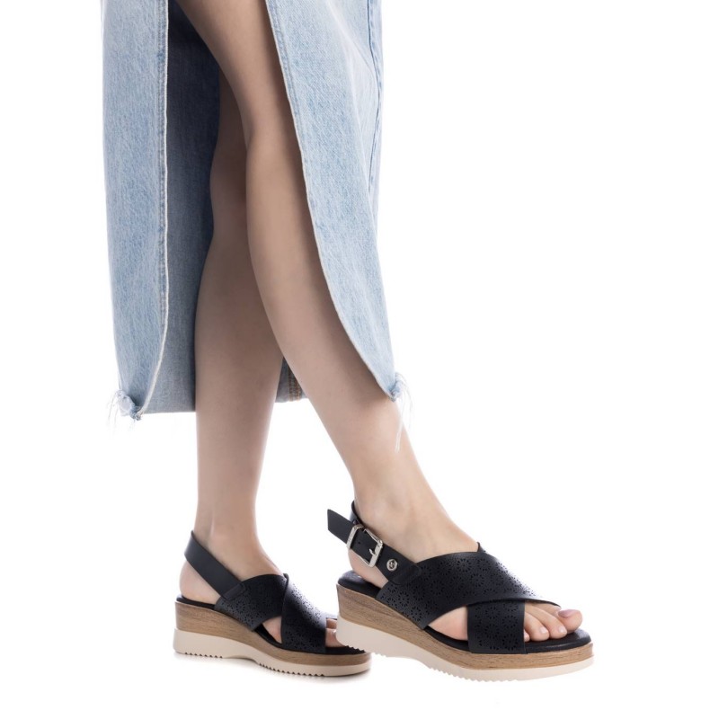 Sandalia de mujer XTI 143852 Negro