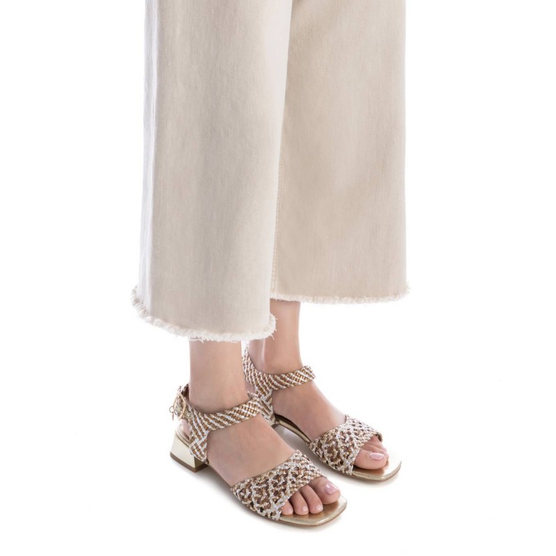 Sandalia de mujer XTI 143939 Oro