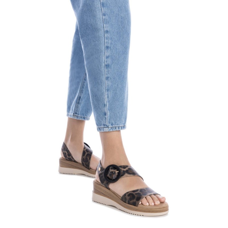 Sandalia de mujer XTI 144597 Taupe